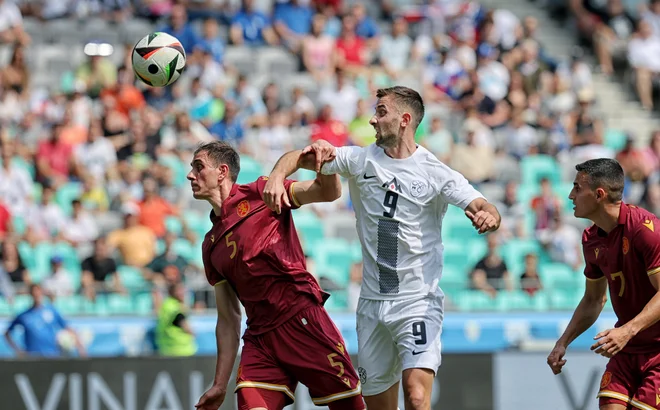 Andraž Šporar je z glavo dosegel edini gol za Slovenijo na generalki pred odhodom v Nemčijo. FOTOGRAFIJE: Blaž Samec