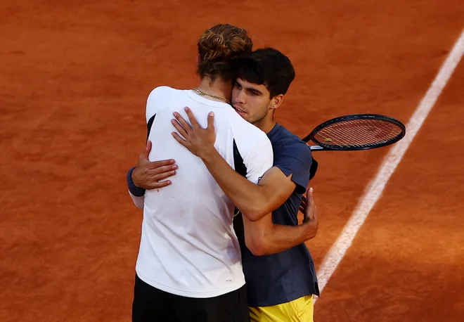 Alexander Zverev je športno čestital Carlosu Alcarazu. FOTO: Lisi Niesner/Reuters