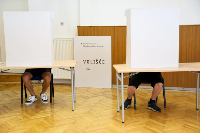 Kar 64 odstotkov sodelujočih v zadnji javnomnenjski raziskavi Mediane za Delo je napovedalo, da bo glasovalo, da se tudi na parlamentarnih volitvah po vzoru evropskih in lokalnih volitvah uvede preferenčni oziroma prednostni glas. Z nadpovprečnim deležem pritrditve pri tej temi izstopajo siceršnji volivci Gibanja Svoboda, SD in Levice, ki zagovarjajo njegovo uvedbo. 