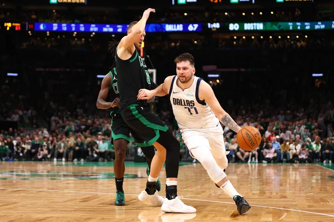 Le razpoloženi Luka Dončić ni zmogel opraviti z znova moštvenim Dallasom, ki je v domači dvorani izpolnil svojo nalogo. FOTO: Maddie Meyer /Getty Images Via AFP