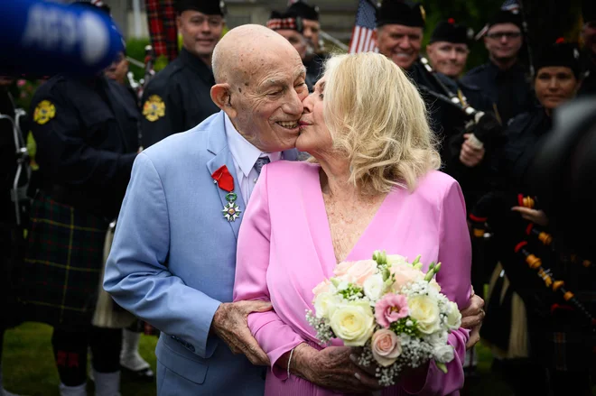 96-letna nevesta Jeanne Swerlin pravi, da se njen stoletni izbranec odlično poljublja. FOTO: Loic Venance/AFP