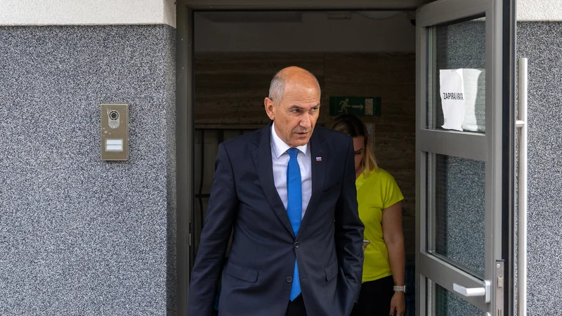 Predsednik SDS Janez Janša je po začetnih kritikah državne volilne komisije svoj ton po razglasitvi zmagovitih rezultatov umiril in jih včeraj zaradi poznega sporočanja rezultatov vzel celo v bran. Tega pa ni storil glede vladajočih. FOTO: Voranc Vogel