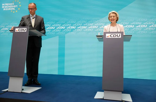 Predsednica evropske komisije Ursula von der Leyen in predsednik CDU Friedrich Merz sta analizirala izide evropskih volitev. Merz je bil še posebej vesel velikega poraza Zelenih. FOTO: Odd Andersen/AFP