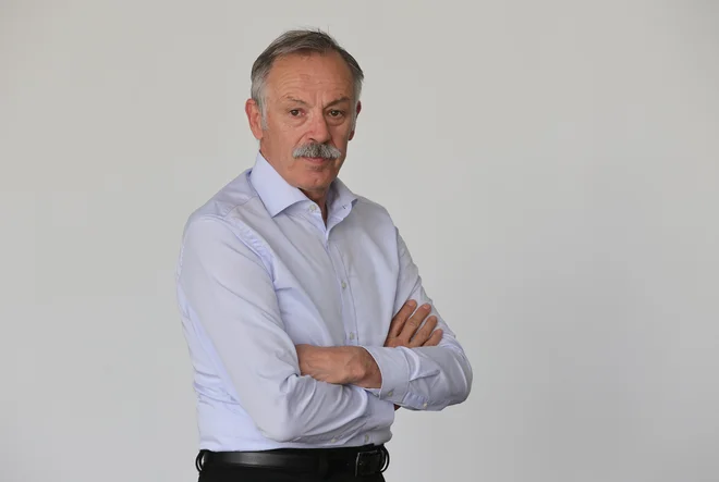 »Bojim se, da se bomo nekega dne zbudili v neki situaciji, ko bo preprosto prepozno za odločitve. Evropsko neodločanje v tem primeru dejansko pomeni odločanje,« na nujnost boljšega upravljanja Unije opozarja profesor Mojmir Mrak.Foto: Foto:dejan Javornik