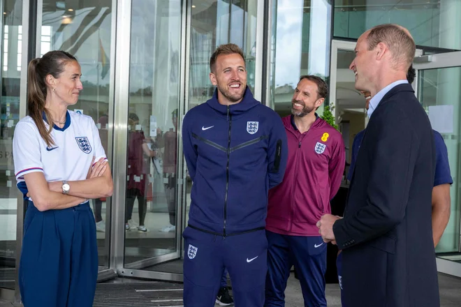 Britanski princ William (desno) je takole zaželel srečo na euru angleškemu kapetanu Harryju Kanu (v modrem) in selektorju Garethu Southgatu (v rdečem). FOTO: Paul Cooper/AFP