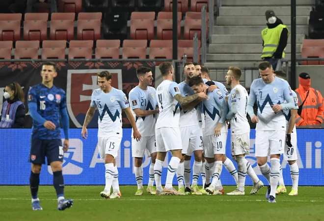 Takole so se novembra 2021 soigralci veselili gola, ki ga je Slovaški v Trnavi zabil Miha Zajc. FOTO: Radovan Stoklasa/Reuters