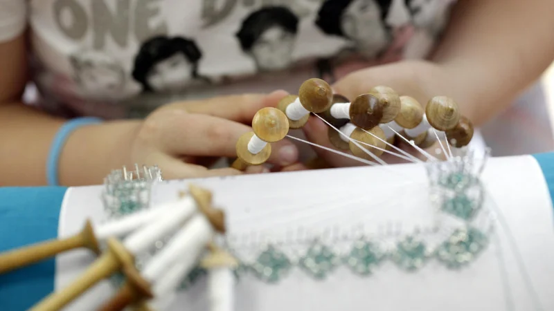 Na festivalu skrbijo za predstavitev tako tradicionalne kot sodobne idrijske čipke. FOTO: Mavric Pivk