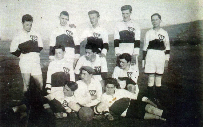 Nogometno moštvo Tabor Sežana leta 1926, ko je igralo še na igrišču v Gabrku, kjer je bilo med 1. svetovno vojno vojaško letališče. FOTO: Arhiv NK Tabor Sežana