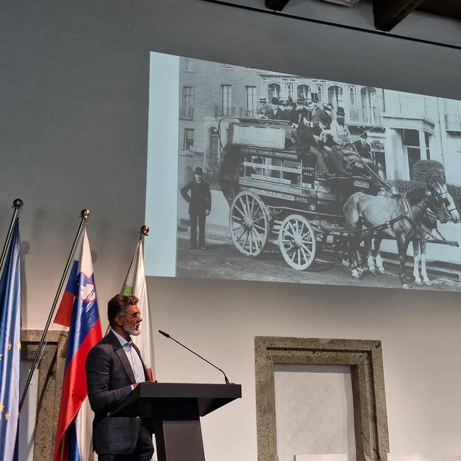 Kako bi vozniku in potnikom razložili rešitev za avtobus brez konjev. FOTO: Borut Tavčar/Delo