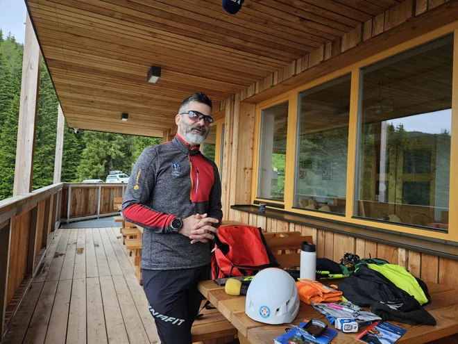 Matjaž Šerkezi je predstavil nujno gorniško opremo. FOTO: Tina Horvat