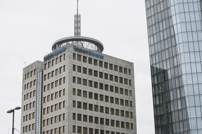 Telekom Slovenije ima tudi operativni center kibernetske varnosti in odpornosti z več kot sto zaposlenimi, ki je namenjen spremljanju kibernetskega dogajanja pri operaterjevih strankah, pa tudi za obrambo omrežja Telekoma Slovenije. FOTO: Leon Vidic/Delo