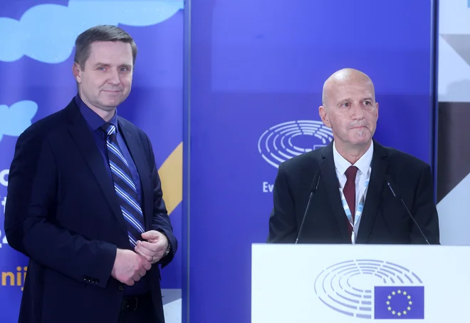 Direktor DVK Igor Zorčič in predsednik Peter Golob sta spomnila, da so imeli opravka s 3,5 milijona glasovnicami. FOTO: Blaz Samec