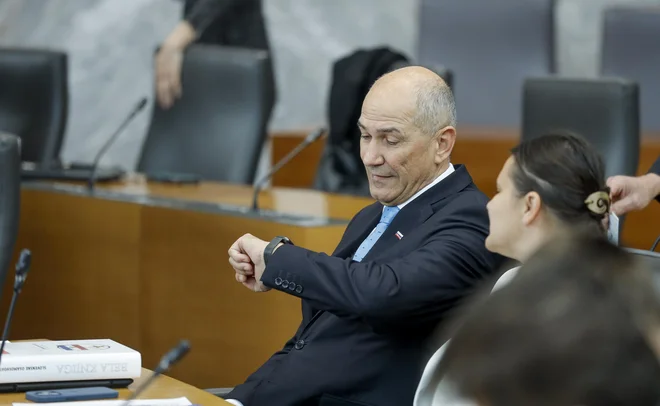 Da obe z mamo pozabiva na praznik demokracije, bo trajalo nekaj časa, ampak vseeno manj, kot bo trajalo, da se naši politiki zmenijo, kdo je pravzaprav zmagovalec in kdo poraženec. FOTO: Jože Suhadolnik/Delo