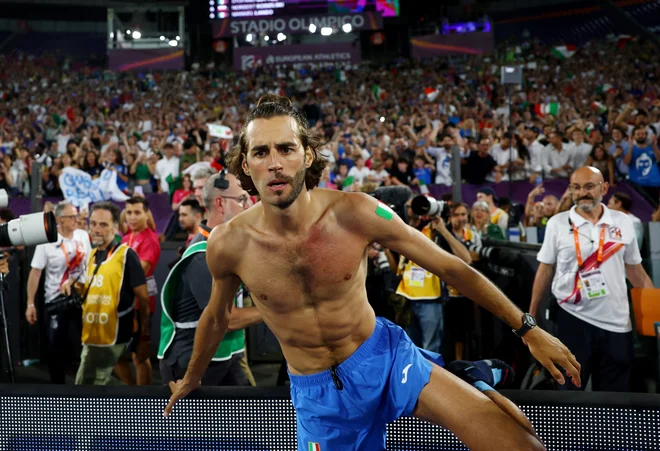 Gianmarco Tamberi, mož s pol brade, ki mu občinstvo je iz roke. FOTO: Kai Pfaffenbach/Reuters