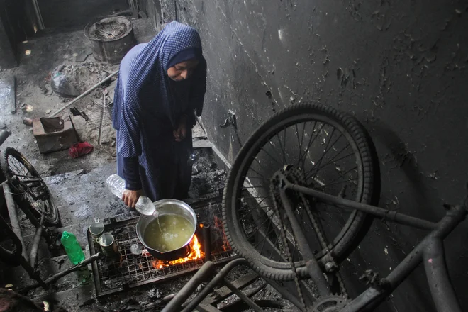 Razčlovečenje Palestincev je prepoznaven znak te vojne, je dejal vodja urgentne enote MSF Brice de le Vingne. FOTO: Mahmoud Issa/Reuters