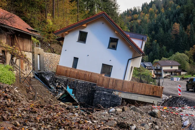 Vlada je škodo in njene posledice ocenjevala po metodologiji PDNA, ki upošteva ne le povzročeno škodo, ampak tudi stroške sanacije poškodovanih območij v prvotno stanje. FOTO: Črt Piksi/Delo
