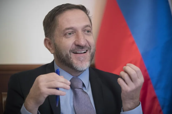 Finačni minister Klemen Boštjančič je še konec lanskega leta poudarjal, da je ena največjih težav sedanjega davčnega sistema, da se ta ni reševal sistemsko, ampak z ad hoc rešitvami. Zdaj je postregel z novimi ad hoc rešitvami. FOTO: Jure Eržen/Delo