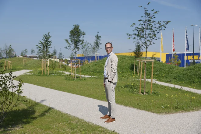 V prakso želimo prenesti različne rešitve urbanega ozelenjevanja, to je intenzivnejše ozelenjevanje objektov s plezalkami, več zelenih otokov, in kjer je le mogoče, tudi deževnih vrtov, pravi Miha Mermal, izvršni direktor za področje marketinga in trajnostnega razvoja v družbi BTC. FOTO: Leon Vidic/Delo