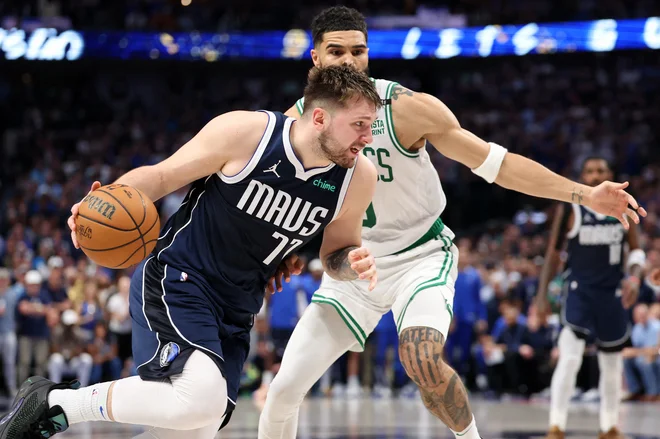 Košarkarji Bostona bodo imeli na četrti tekmi, ki bo v noči s petka na soboto v Dallasu, možnost potrditi rekordni 18. naslov lige NBA, prvi po letu 2008. FOTO: Reuters