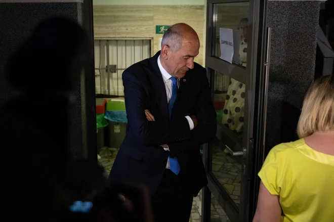 V razpravah politikov se krešejo ocene, kdo je zmagovalec in kdo poraženec letošnjih evropskih volitev. Stranka SDS je skupaj s pomladnima partnericama, strankama SLS in NSi, zbrala slabih 305.000 glasov. FOTO: Voranc Vogel/Delo
