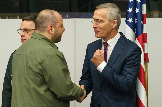 Generalni sekretar Nata Jens Stoltenberg je sprejel tudi ukrajinskega obrambnega ministra Rustoma Umerova. FOTO: Simon Wohlfahrt/AFP