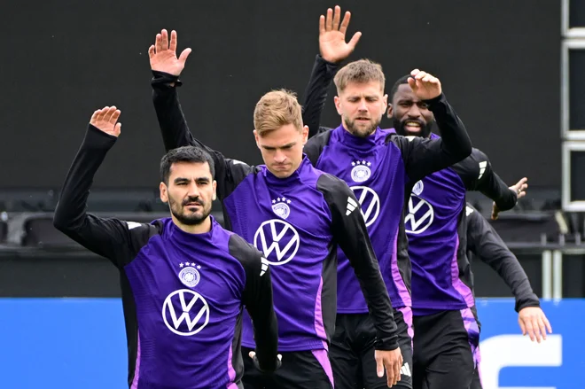 Nemški kapetan turškega porekla Ilkay Gündogan (v ospredju) odraža novo realnost Nemčije. FOTO: Tobias Schwarz/AFP