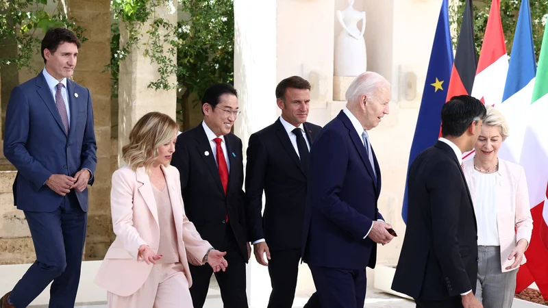 Ni še jasno, zakaj so v Bari povabili šefa cerkvene države, ki ni članica G7. FOTO: Guglielmo Mangiapane/Reuters