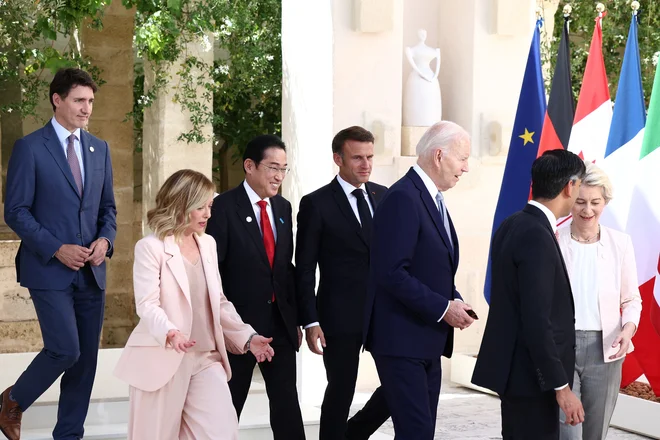 Ni še jasno, zakaj so v Bari povabili šefa cerkvene države, ki ni članica G7. FOTO: Guglielmo Mangiapane/Reuters