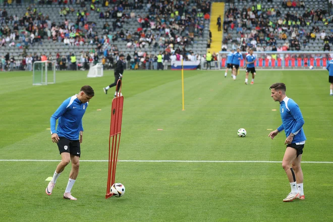 Benjamin Verbič in Erik Janža med podajanjem žoge. FOTO: Leon Vidic