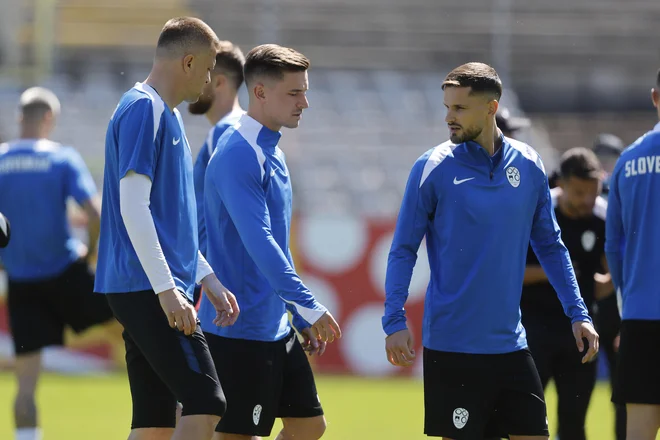 Tudi Josip Iličić, Benjamin Verbič in Petar Stojanović so bili navdušeni, da je v Wuppertalu naposled posijalo sonce. FOTO: Leon Vidic