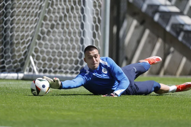 Vratar Igor Vekić je poskušal opozoriti nase. FOTO: Leon Vidic
