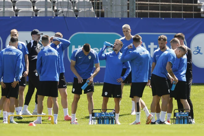 Slovenci so naposled dočakali sončen dan, odžejati se je moral tudi Tomi Horvat. FOTO: Leon Vidic