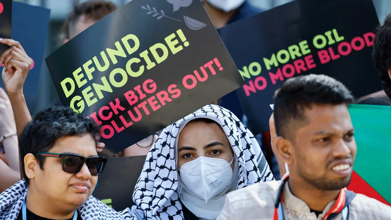 Propalestinski protestniki na podnebni konferenci v Bonnu. FOTO: Wolfgang Rattay/Reuters