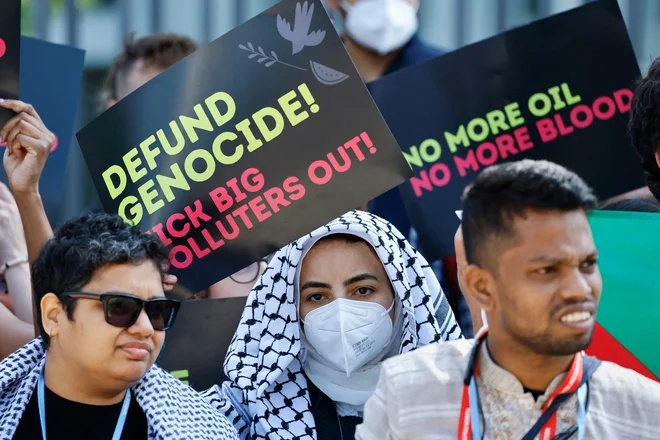 Propalestinski protestniki na podnebni konferenci v Bonnu. FOTO: Wolfgang Rattay/Reuters