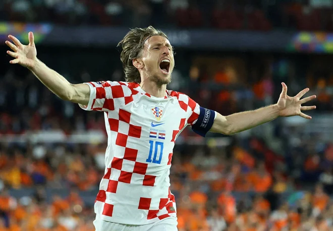 Hrvat Luka Modrić bo tretji najstarejši igralec na prvenstvu stare celine, a bo kljub temu eno najmočnejših orožij ognjenih. FOTO: Wolfgang Rattay/Reuters