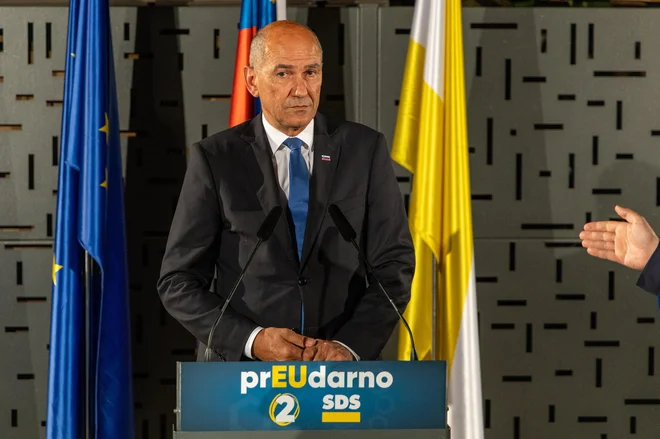 Če seštejemo delež volivcev, ki so volili SDS (30,82 odstotka oddanih glasov), in delež volivcev, ki so volili Novo Slovenijo – krščanske demokrate (7,69 odstotka), vidimo, da je slovensko »desnico« skupaj volilo 38,51 odstotka volivcev. Na gfotografiji predsednik SDS Janez Janša po volitvah. FOTO: Voranc Vogel/Delo