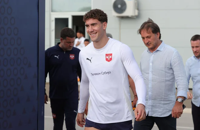 Srbski napadalec Dušan Vlahović bo že v prvi tekmi na euru lahko videl, kako blizu ali daleč je najboljšemu angleškemu strelcu Harryju Kanu. FOTO: Peža Milosavljeviž/AFP