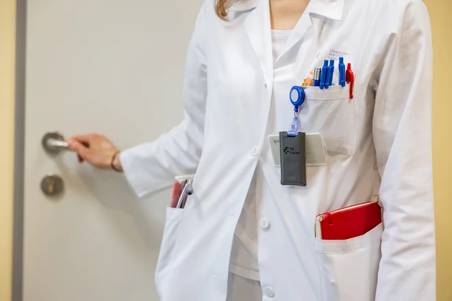 Po mojih izkušnjah bi bilo smiselno, da bi zdravniki iz bolnišnic občasno delali v osnovnem zdravstvu ali specialističnih ambulantah zunaj matičnih ustanov, na primer v drugih bolnišnicah, pri koncesionarjih in, če ne gre drugače, pri čistih zasebnikih ter obratno, kakor je včasih že bilo. FOTO: Črt Piksi