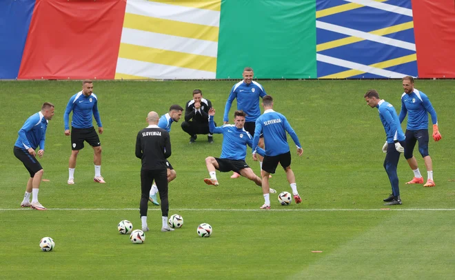 Slovenski nogometaši so se poskušali čim bolj uigrati in zbližati tudi z igranjem t. i. »pepčka«, na katerem je sodeloval tudi vratar Jan Oblak (desno). FOTO: Leon Vidic