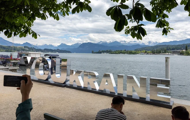 Ob Luzernskem jezeru bodo ta konec tedna brez agresorke Rusije razpravljali o koncu vojne v Ukrajijni. FOTO: Denis Balibouse/Reuters