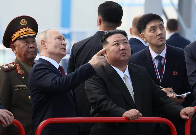 Putinovo tretje srečanje s Kim Džong Unom mnogi pričakujejo s tesnobo. FOTO: Mikhail Metzel/AFP