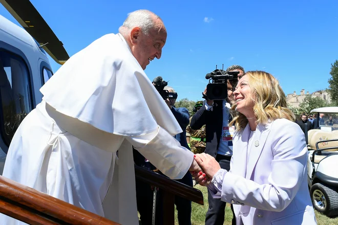 Analitiki, ki spremljajo dogajanje, so ves čas srečanja G7 ugibali, zakaj je gostiteljica Giorgia Meloni povabila prav papeža in ga naredila za prvo zvezdo vrha. FOTO: Vatican Media/Reuters