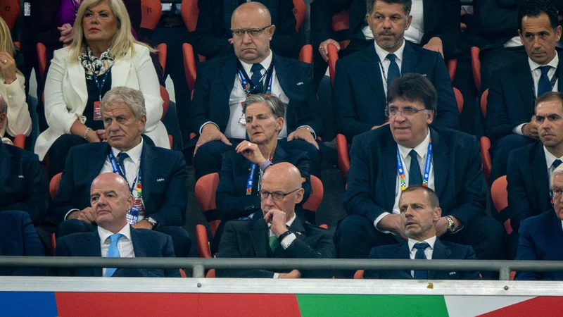 Petkovo tekmo v Münchnu so si (z leve) ogledali tudi predsednik Fife Gianni Infantino, škotski premier John Swinney, predsednik Uefe Aleksander Čeferin in nemški predsednik Frank-Walter Steinmeier. FOTO: Odd Andersen/AFP