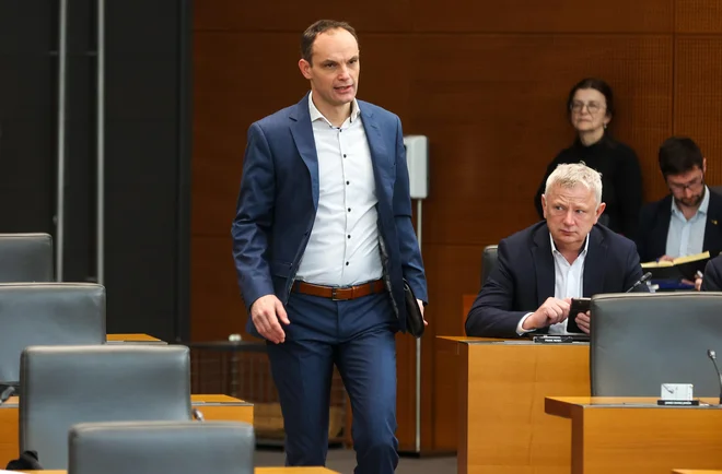 Določba spremenjenega statuta velja za naprej, ne za nazaj, zato se ne bo uporabila za poslance Anžeta Logarja, Evo Irgl in Dejana Kaloha. FOTO: Matej Družnik/Delo