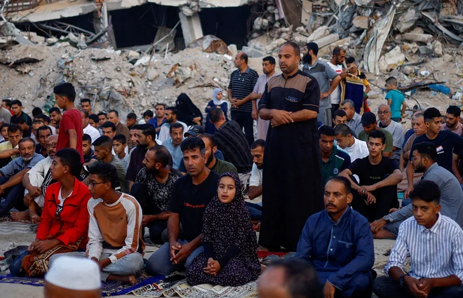 Med molitvijo v Gazi FOTO: Mohammed Salem/Reuters