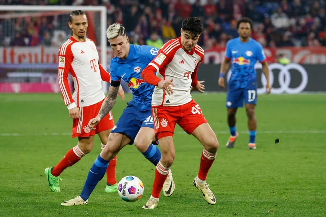 Aleksandar Pavlović v dvoboju z Benjaminom Šeškom. FOTO. Michaela Stache/AFP