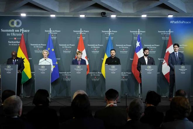 »Vsaka grožnja ali uporaba jedrskega orožja med vojno proti Ukrajini je nedopustna,« so zapisali v osnutku zaključne izjave dvodnevne mirovne konference o Ukrajini v Švici.

FOTO: Dimitar Dilkoff/AFP