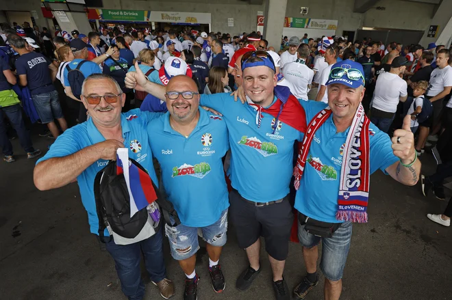 Slovenski navijači pred tekmo med Slovenijo in Dansko. FOTO: Leon Vidic