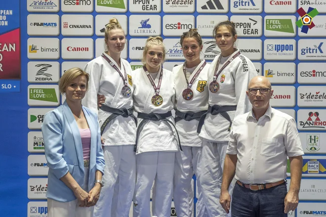 Leila Mazouzi (tretja z leve) je v Podčetrku osvojila zlato lovoriko pred očmi Urške Žolnir Jugovar (levo), olimpijske prvakinje iz Londona 2012. FOTO: Darko Petelinšek/EJU