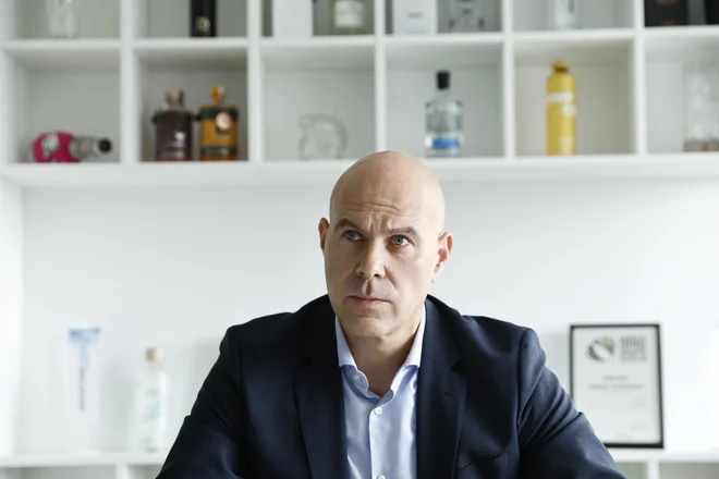 Ocenjujemo, da bodo razmere ostale zahtevne vse leto, saj je povpraševanje v nekaterih segmentih močno padlo, denimo po steklenicah za konjak v Ameriki za 40 odstotkov, v Evropi pa za 20 odstotkov, je pojasnil Peter Čas. FOTO: Jože Suhadolnik
